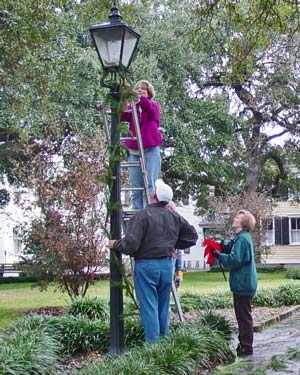 Downtown Neighborhood Association Volunteers Decorate Savannah's Squares for the Holidays